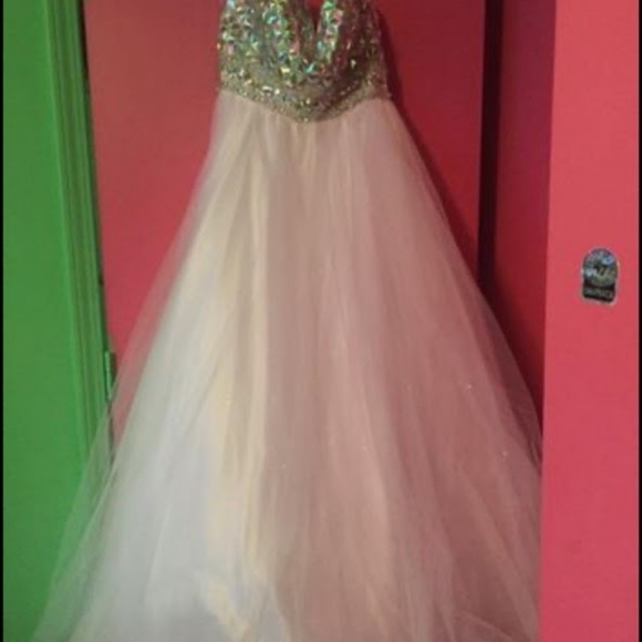 Barely pink formal - Picture 2 of 3